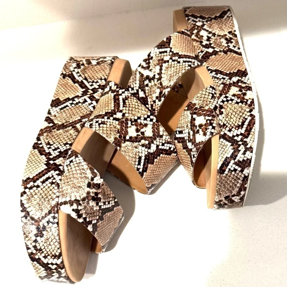 J Slides comfy platform